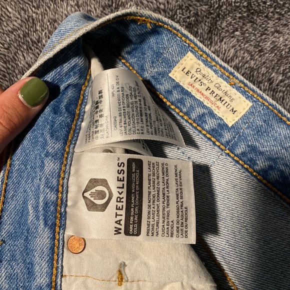 LAST CHANCE LEVIS BEADED SHORTS - Picture 3 of 4